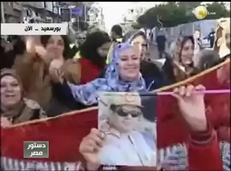 سيدات بورسعيد أثناء التصويت على الدستور... تسلم الأيادي تسلم ياجيش بلادي