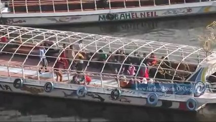 رقص الفتيات والشباب في احتفالات أعياد الميلاد بالمراكب النيلية