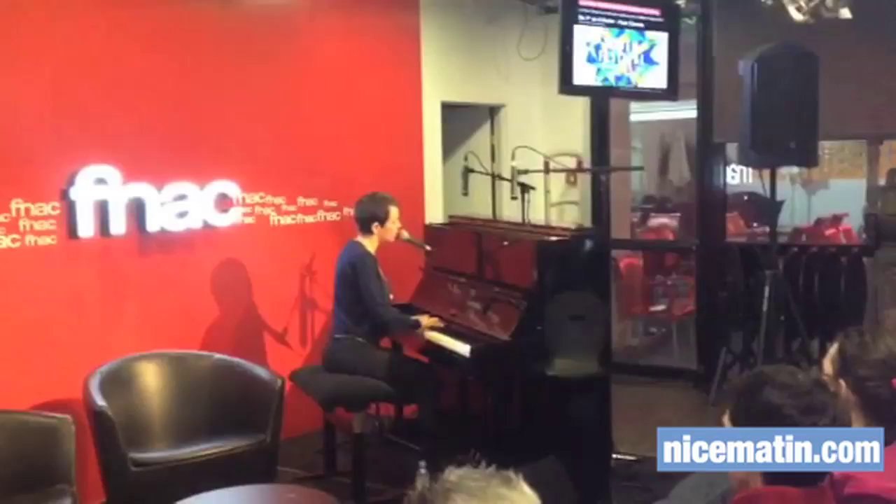 Émily Loizeau en show-case à la FNAC de Cannes