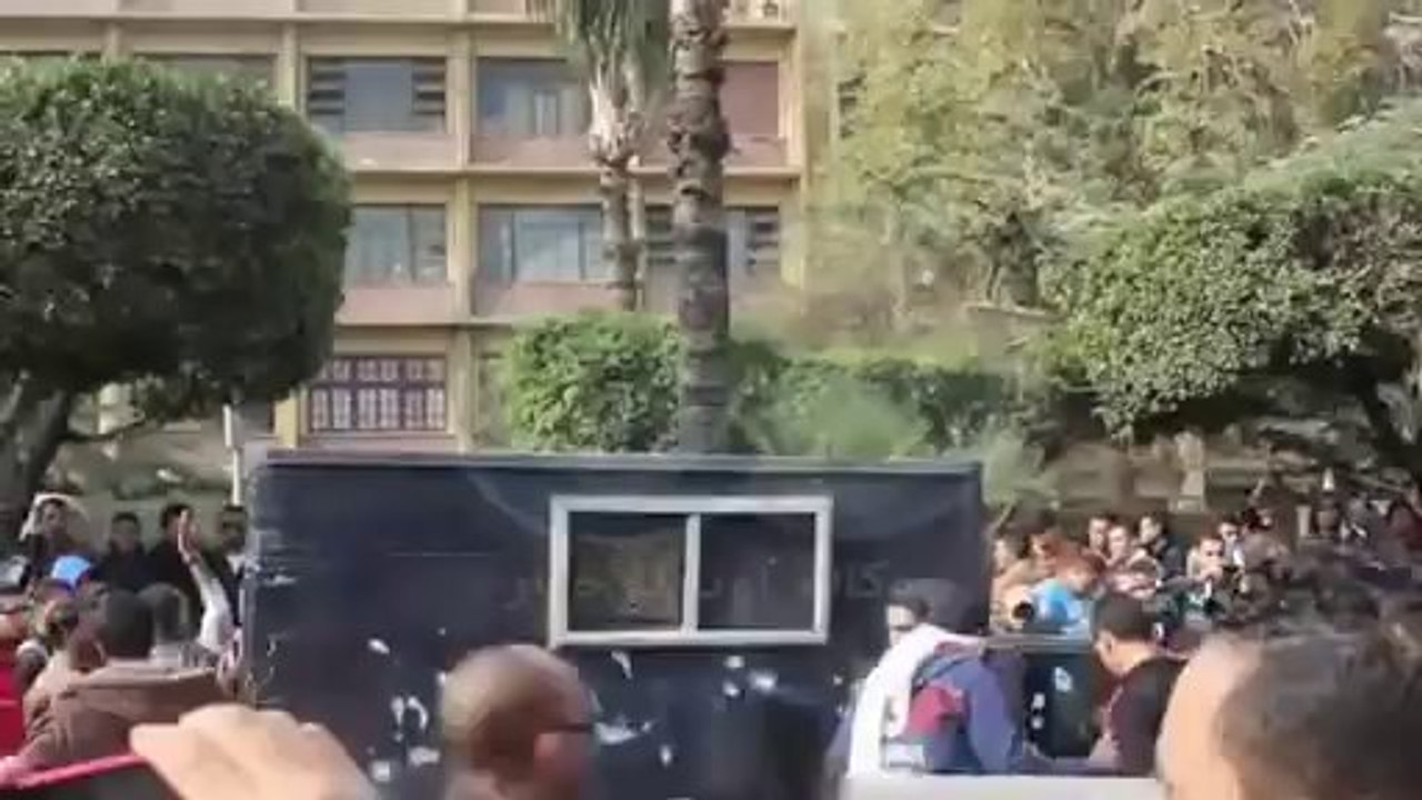طلاب الإخوان بجامعة عين شمس يحطمون سيارة شرطة