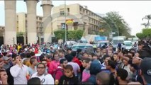 إخوان جامعة عين شمس يمنعون السيارات من المرور بشارع 