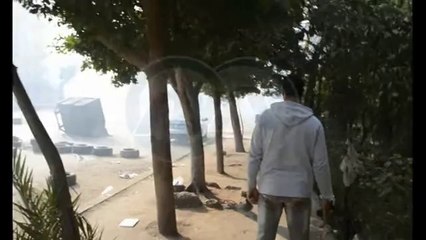 أحد أنصار الإخوان يلقي زجاجة مولوتوف على سيارة شرطة