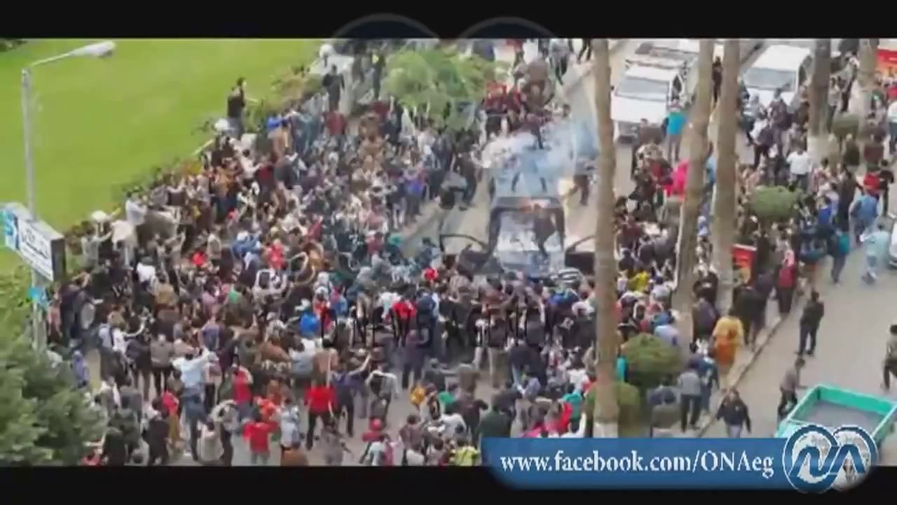 شاهد.. حرق طلاب الإخوان لسيارة شرطة أثناء اشتبا...
