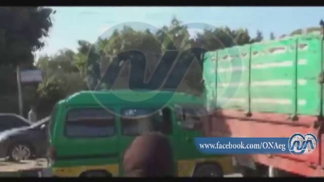 سيدة تهتف للسيسي بعد اشتباكات بين طلاب #الإخوان والأمن ب #جامعة_المنوفية