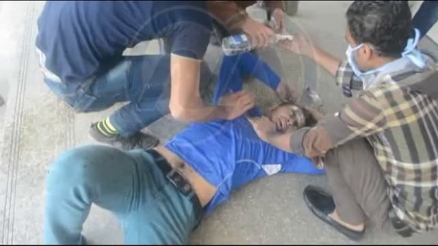 شاهد.. اختناق أحد طلاب الإخوان داخل جامعة الأزهر