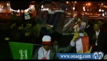 عساكر الأمن المركزي يرقصون مع المتظاهرين أمام السفارة القطرية على أغنية شعبية