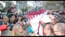 شاهد ..متظاهرون يحرقون  علم قطر أمام سفارتها احتجاجًا على سياساتها في مصر