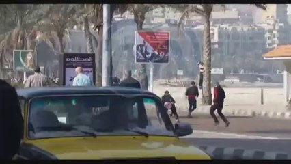 أنصار "خالد سعيد" يشتبكون مع قوات الأمن ويحطمون سيارة ترحيلات أثناء فض تظاهرة أمام محكمة الإسكندرية
