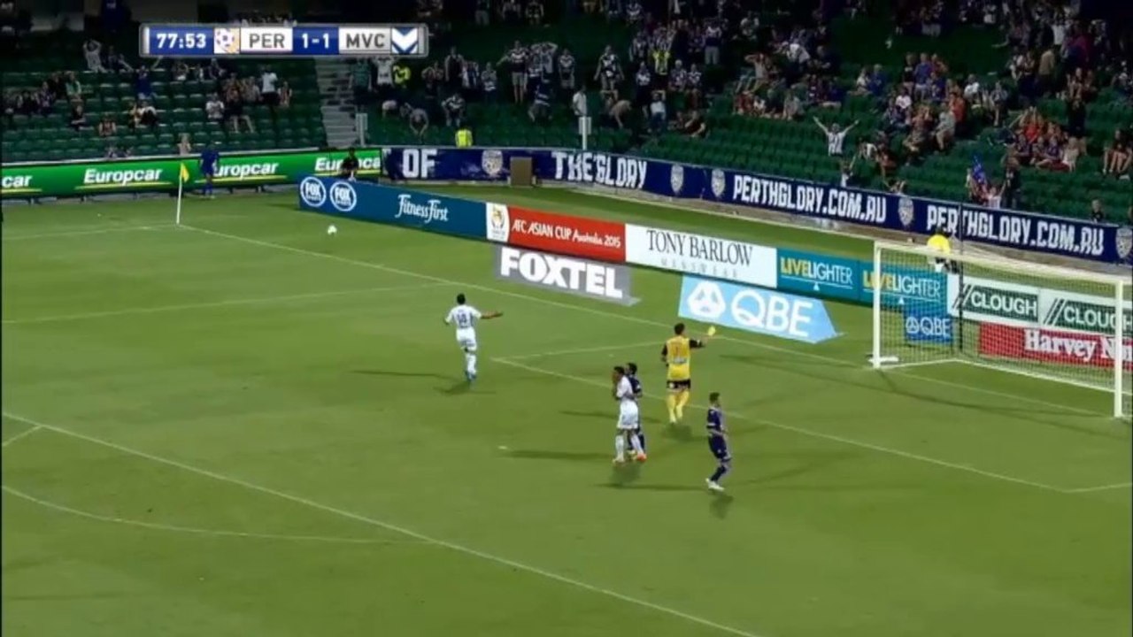 A-league: eckfahne statt tor - stürmer versucht kunstschuss