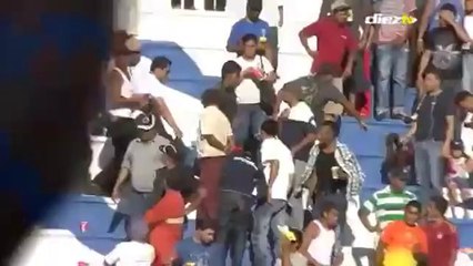 ¡Impresionante batalla campal en Honduras!