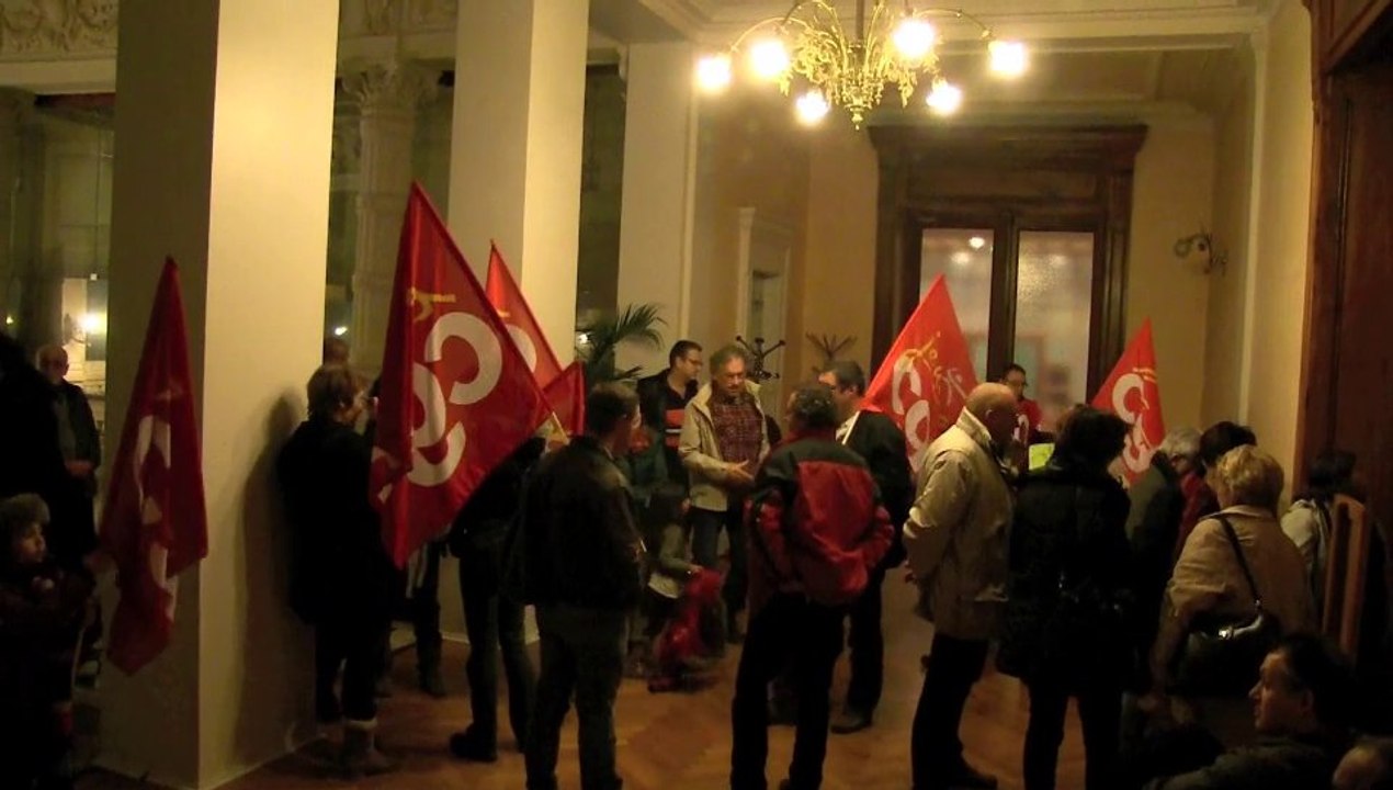 Les syndicats de la ville manifestent pendant le conseil municipal de Chambery