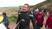 Lenda do surf encara onda gigante em Portugal