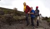 Joseph et Jean-Christian, aveugles, guidés par leurs accompagnateurs sur le Kilimanjaro