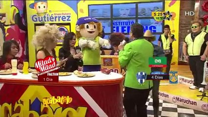 Mónica Viadero le enseña como hacer Hot Dogs a las cavernícolas