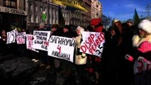 Protests continue in Ukraine, while EU and US consider loan