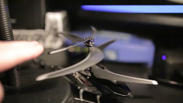 Effet d'optique des pales d'un hélicoptère RC (Rolling shutter)