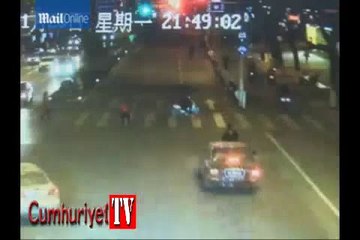 Yavaş gidiyor diye motosikletliye arkadan çarpıp hastanelik etti!