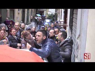 下载视频: Napoli - I trans fermano i disoccupati che occupano Sansevero -live- (03.02.14)