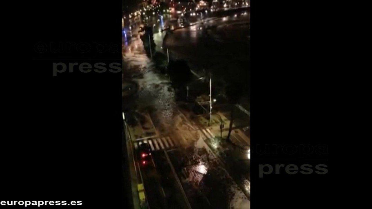 Paseo marítimo de A Coruña ingullido por las olas