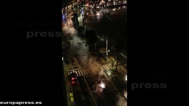 Paseo marítimo de A Coruña ingullido por las olas