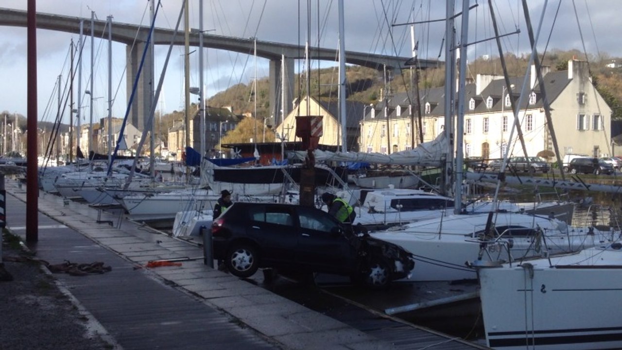 La voiture percute un voilier