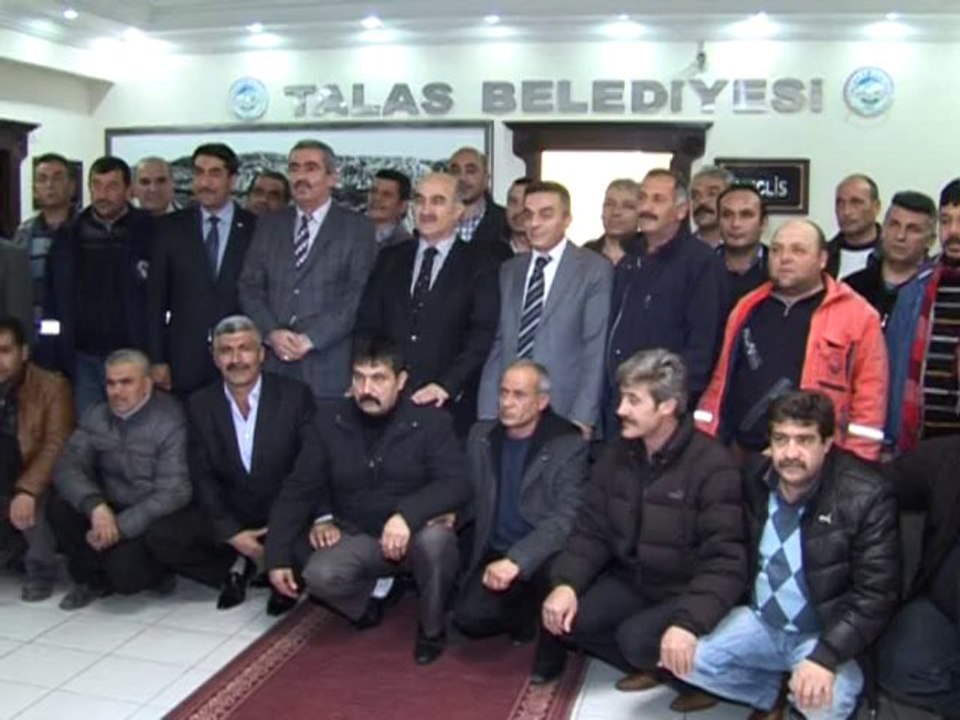 TALAS'TA İŞÇİLERİN SÖZLEŞME SEVİNCİ