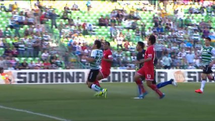 Orozco strzela... i wpada na słupek