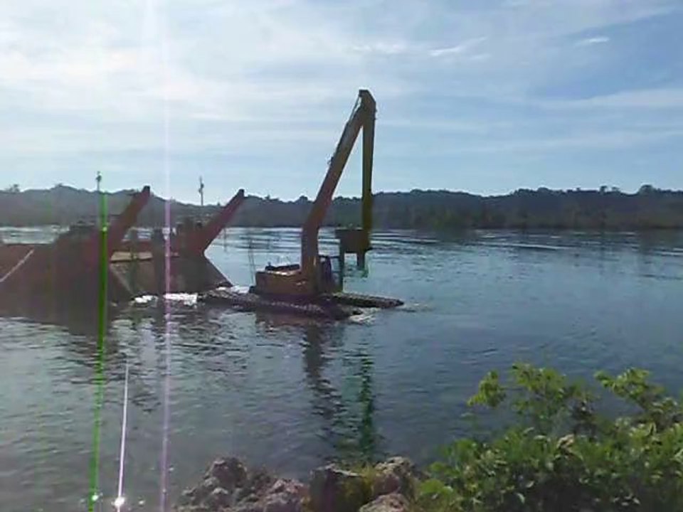 amphibious excavator swamp turun dari LCT di pasangkayu mamuju utara sulawesi barat