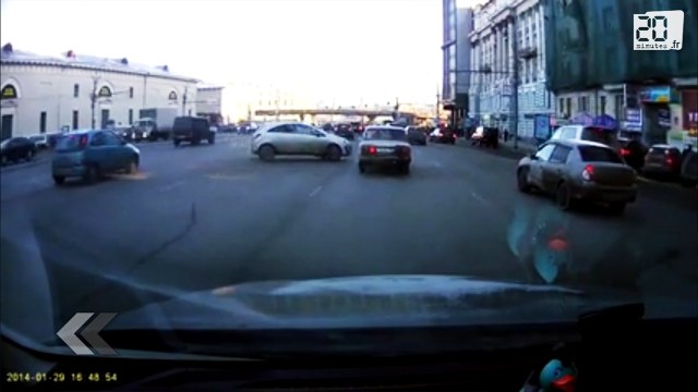Russie: Il frôle la mort en voiture