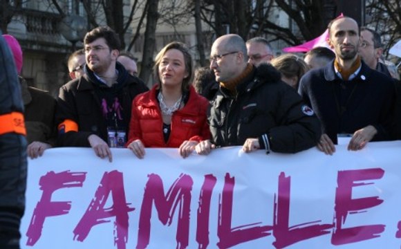 Loi famille : le gouvernement a-t-il reculé devant la Manif pour tous ?