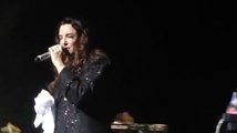Fã derruba Ana Carolina no palco (Citibank Hall - São Paulo)