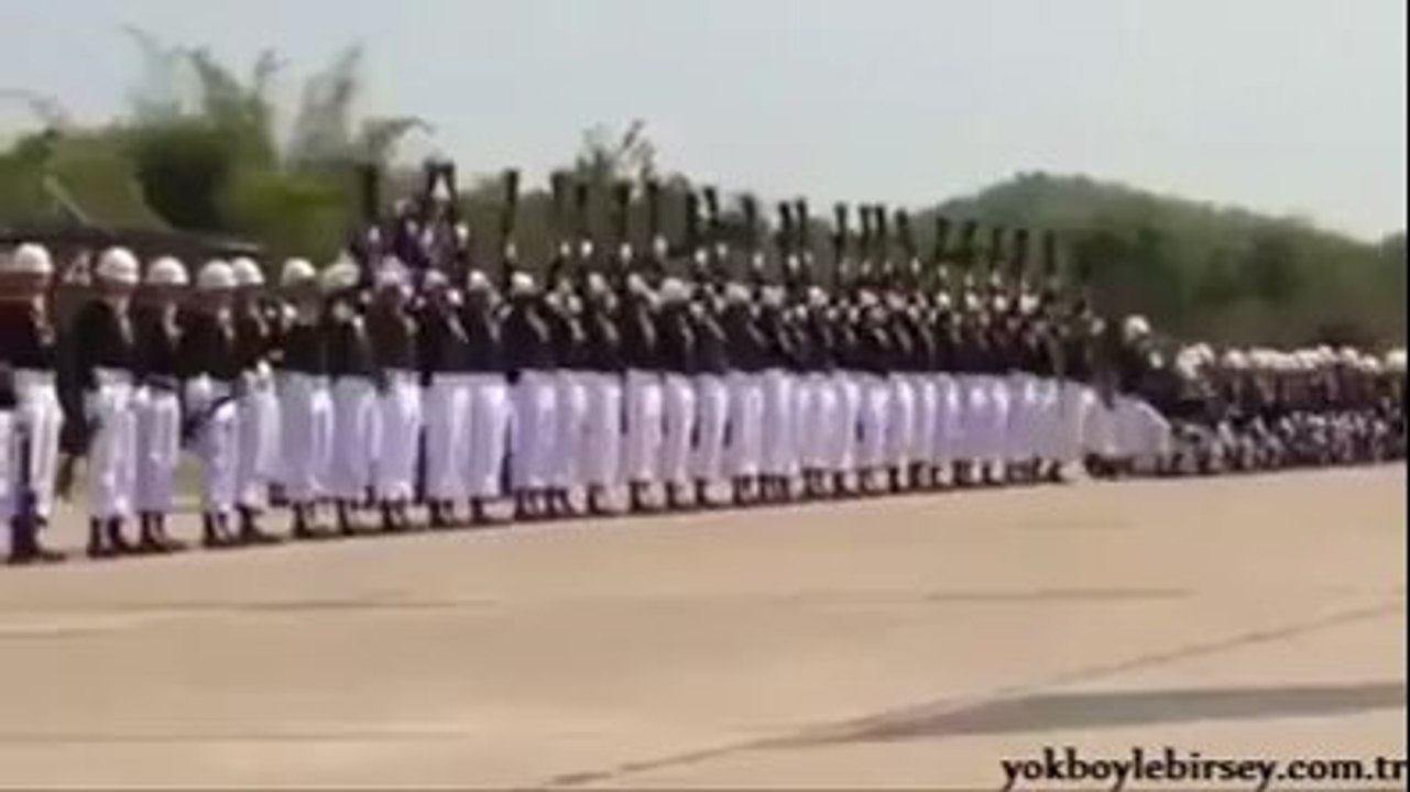 askerlerin müthis gösterisi