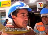 En Puno, trabajadores de construcción civil paralizan sus labores en protesta por el incumplimiento en el pago de sus salarios.