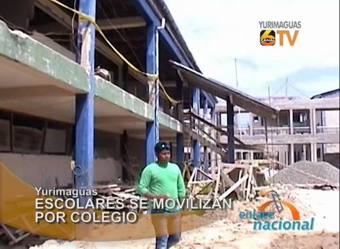Estudiantes y padres de familia del colegio emblemático Monseñor Atanasio Jáuregui Goiri, se movilizan en protesta por la demora injustificada en la construcción de su centro de estudios.