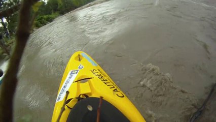 Surf en kayak sur la gave de Pau en crue