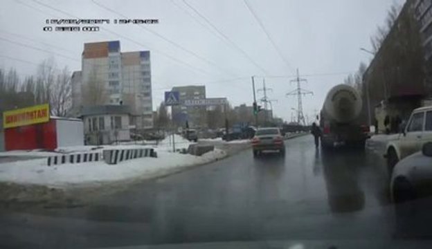 Guy jumping under a truck.. Crazy insurance scam!