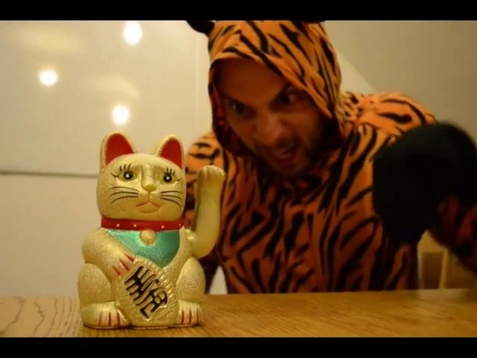 Ce gars se déguise en 52 animaux hilarants! Enorme...