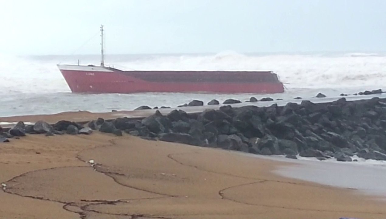 Tempête Petra : un cargo espagnol échoué sur la plage d'Anglet