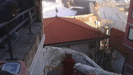 Скачать видео: Large Crowds Gather to Watch Waves Off Northern Coast of Spain