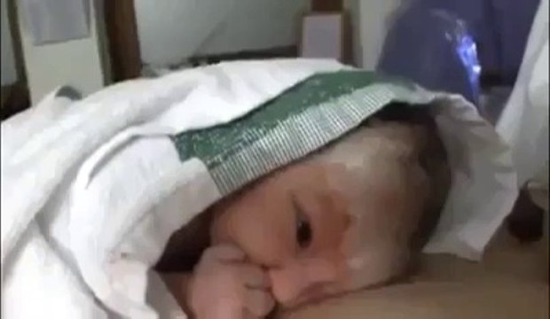 Guardate cosa fa questo bimbo appena nato. Non ci crederete