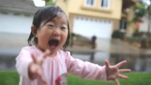 Momento adorable en que una niña ve por primera vez la lluvia