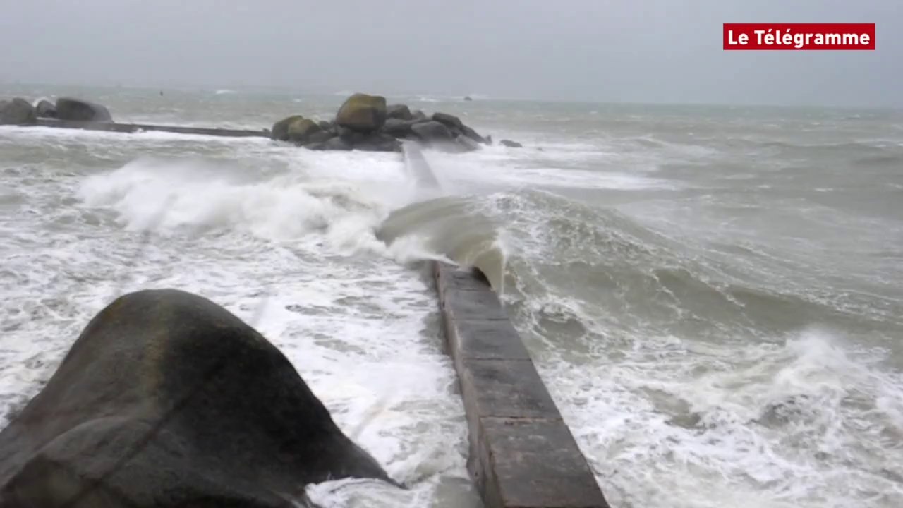 Plouescat (29). Tempête à Pors-Gwen