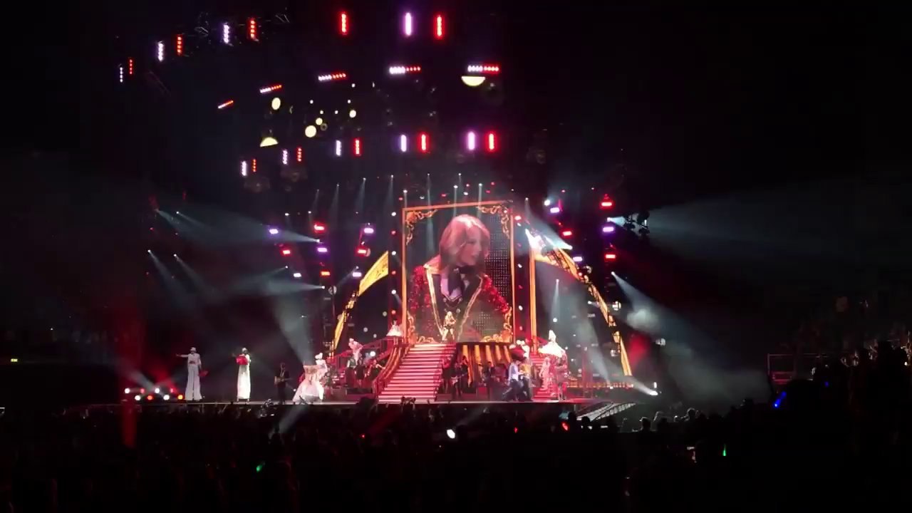 Taylor Swift fue sorprendida por un fan en concierto en Los Ángeles