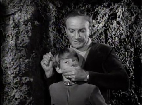 Perdidos no Espaço - 1ª Temporada - 08. Invasores da 5ª dimensão