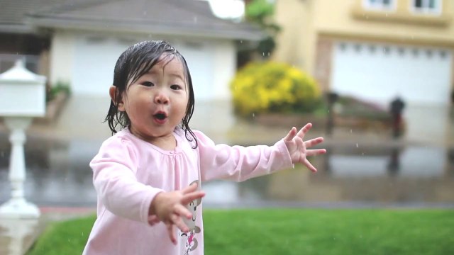 Une petite fille découvre la pluie pour la première fois