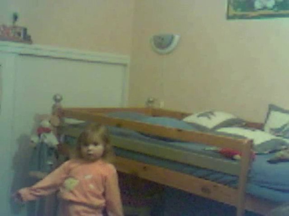 la petite anais qui danse sur la tectonic