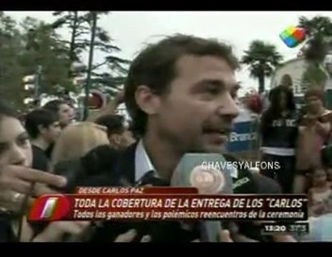 Pedro nota en Intrusos e Imágenes de los premios Carlos - 05 de Febrero
