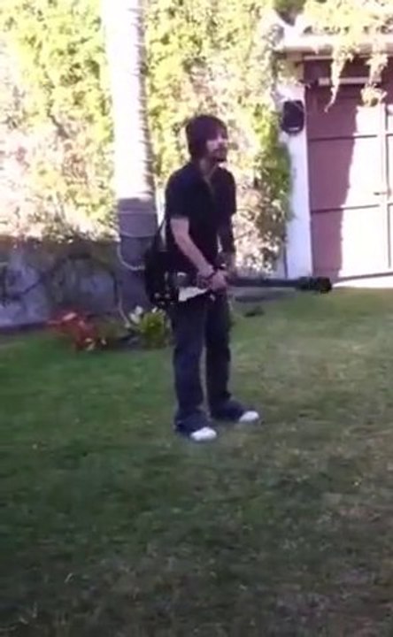 Il fait tourner sa guitare et se rate.. Gros fail!