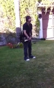 Il fait tourner sa guitare et se rate.. Gros fail!