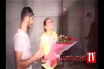 Evlilik teklifi etti, bir kova suyla ıslandı